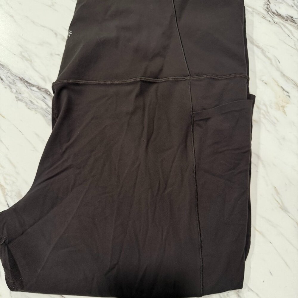 Athleta Black Salutation Stash 7/8 Leggings with pockets